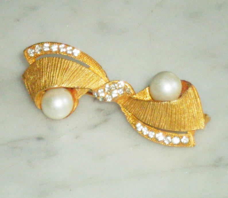 Vintage Faux Pearl Gold Tone Rhinestone Bow Tie Brooch