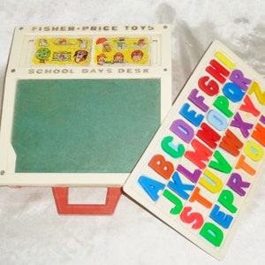 Mesa escolar vintage Fisher Price #176 de 1972 com letras, cartões e bandeja magnética completa separada para exibição de letras