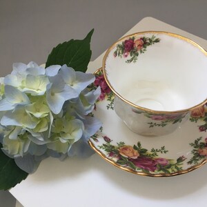 Royal Albert Old Country Roses Bone China tea cup with saucer, gorgeous vintage set in beautiful pristine condition, collector&#39;s choice