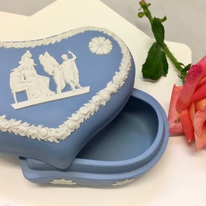 Vintage Wedgewood hartvormige doos, lichtblauw met helderwitte reliëfs uit de jaren 60, gemaakt in Engeland, geweldig cadeau, klein decor