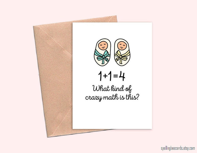 Op de afbeelding: Een witte kaart met een cartoontekening van twee babybundels, een blauwe en een gele. De tekst luidt "1+1=4 Wat voor gekke wiskunde is dit?"