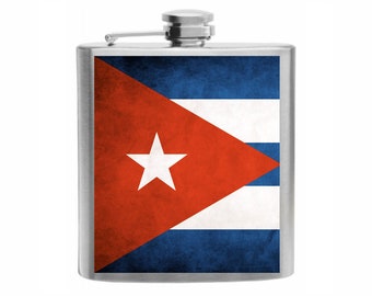 Peut inclure: Une flasque en acier inoxydable ornée du drapeau cubain. Le drapeau présente un triangle rouge avec une étoile blanche et des rayures bleues et blanches. La flasque a un bouchon à vis argenté et une fermeture à charnière.