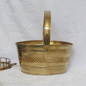 Vintage 70s 80s brass basket with pierced cutout pattern and swing handle potted plant holder cottage boho eclectic farmhouse decor