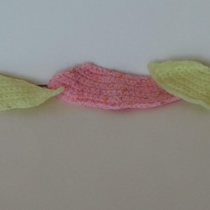 Pode incluir: Três formas de folhas de crochê em diferentes cores: verde claro, rosa e verde claro. As folhas são todas do mesmo tamanho e forma.