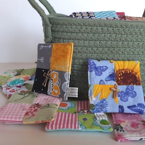 Puede incluir: Un letrero de madera rústica con el texto "Welcome to our home" en letras blancas. El letrero presenta un acabado envejecido y un diseño sencillo y acogedor, perfecto para un porche o entrada.