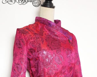 Elegante chaqueta larga bohemia de tela brocada rosa/morada con botones, abrigo para bodas/ceremonias.