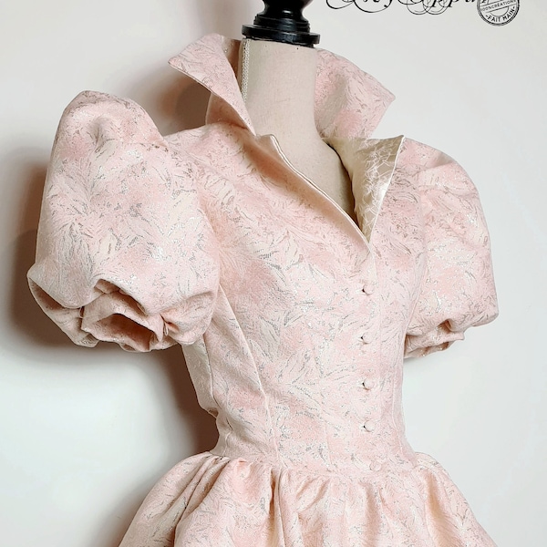 Veste manteau brocart rose poudré lady, vêtement pour femme, boutonnage devant, tenue mariage, coupe princesse retro, grand col, avec laçage