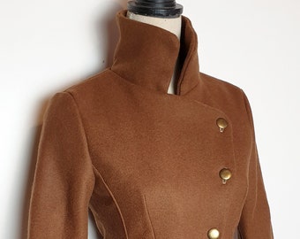 Veste retro laine camel marron steampunk, avec boutons, vêtement femme cavalière amazone, élégant style pin up vintage