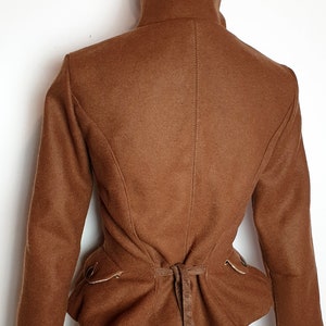 Veste retro laine camel marron steampunk, avec boutons, vêtement femme cavalière amazone, élégant style pin up vintage image 7