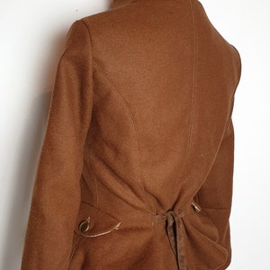 Veste retro laine camel marron steampunk, avec boutons, vêtement femme cavalière amazone, élégant style pin up vintage image 6