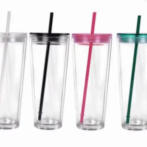Pu&ograve; includere: Quattro bicchieri di plastica trasparente con coperchi e cannucce. Le cannucce sono nere, bianche, rosa e verdi.