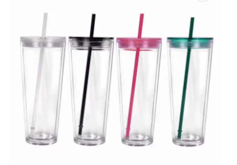 Pu&ograve; includere: Quattro bicchieri di plastica trasparente con coperchi e cannucce. Le cannucce sono nere, bianche, rosa e verdi.