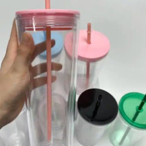 Pu&ograve; includere: Set di sei bicchieri di plastica trasparente con coperchi e cannucce. I bicchieri hanno coperchi di diversi colori: rosa, blu, nero e verde.