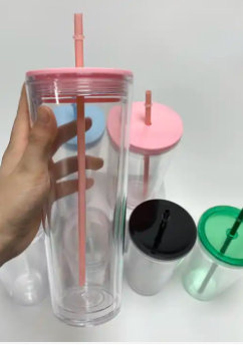 Pu&ograve; includere: Set di sei bicchieri di plastica trasparente con coperchi e cannucce. I bicchieri hanno coperchi di diversi colori: rosa, blu, nero e verde.