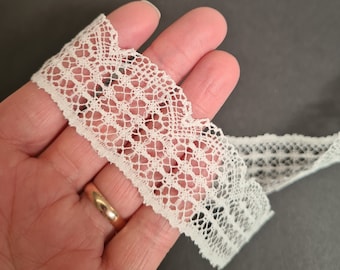 Tudor style Newstead Nottingham lace for Renaissance or Elizabethan reenactment, 1 1/8" (27mm), made in the UK - sold by the half yard