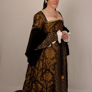 Pattern for Henrician lady&#39;s gown, Tudor Tailor exclusive