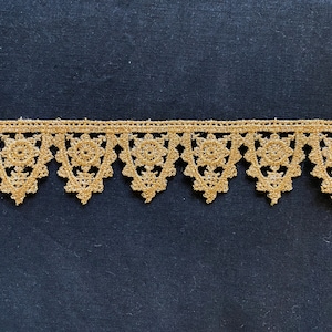 Tudor style bright gold pointed scallop lace for Renaissance or Elizabethan reenactment, 1 1/4" (32mm) - sold by the half yard