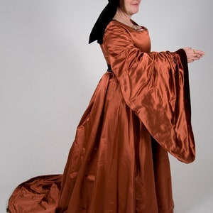 Updated pattern for early Tudor lady&#39;s gown with variations, Tudor Tailor exclusive