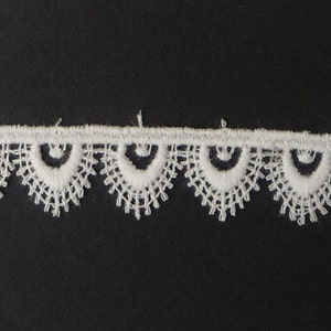 Tudor style small pointed scallop lace for Renaissance or Elizabethan reenactment, 5/8 15mm sold by the half yard image 2