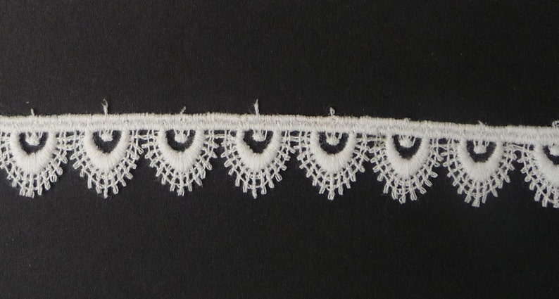 Tudor style small pointed scallop lace for Renaissance or Elizabethan reenactment, 5/8 15mm sold by the half yard image 2