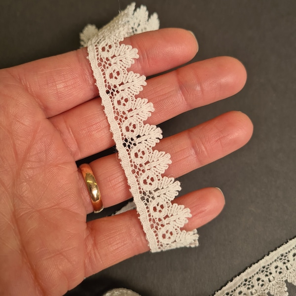 Tudor style Pierrepont Nottingham lace for Renaissance or Elizabethan reenactment, 5/8" (18mm), made in the UK - sold by the half yard