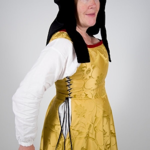 Pattern for early Tudor woman&#39;s kirtle with variations, Tudor Tailor exclusive