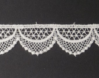 Tudor Style Shallow Scallop Lace for Renaissance/Elizabethan Reenactment, 3/4" (19mm) - sold by the half yard
