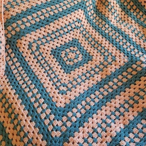 Two Toned Grandma Square Afghan (Queen) Kostenloser Versand