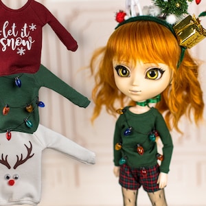 Weihnachtspullover für Blythe, Pullip, Poppy Parker - Rentier, Baumleuchten, let it snow, grüne und rote Bluse