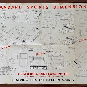 Può includere: Poster vintage con diagrammi delle dimensioni dei campi sportivi, tra cui pallavolo, baseball e hockey su ghiaccio. Il testo "STANDARD SPORTS DIMENSIONS" è rosso. Il logo Spalding è visibile. Il testo in basso recita "SPALDING SETS THE PACE IN SPORTS."