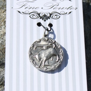 Hastings peltre hecho a mano sin plomo peltre Tauro zodiaco collar colgante signo de nacimiento Tauro encanto hecho en Michigan hecho en MI hecho