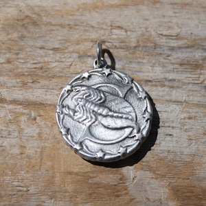 Colgante de peltre Hastings hecho a mano con el signo del zodiaco Escorpio, sin plomo, hecho a mano, en peltre, hecho en Michigan, fabricado en MI