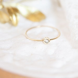 Pequeño anillo de diamantes delicado de oro para una novia mínima, pequeño anillo de compromiso de diamantes, delicado anillo de compromiso de diamantes, oro apilable de diamantes
