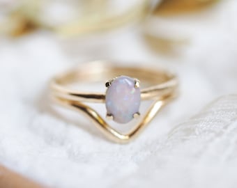 Opal Gold 2 Ring Set, Alternativer Ehering, Chevron Ring Stapel, Verlobungs Opal Ring, Schlichter Opal Ring für Elopement