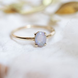 Solitario de fuego de ópalo oro amarillo, anillo de compromiso de estilo boho ópalo, regalo de anillo de aniversario de ópalo delicado para ella, Anillo de ópalo fuego blanco