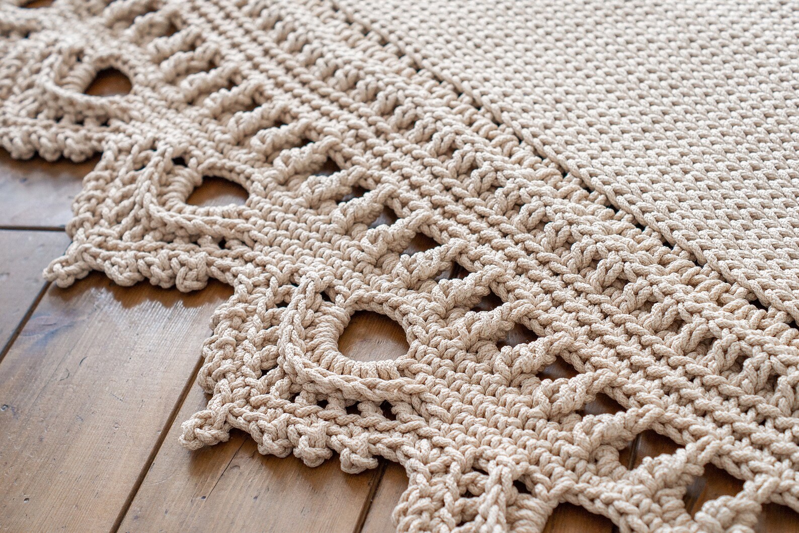 Pattern Crochet large oval rug from cord. Text description of Etsy