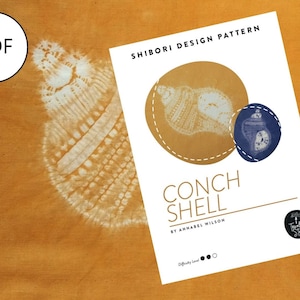 Puede incluir: Un patrón PDF titulado "Conch Shell" de Annabel Wilson. El diseño presenta una ilustración de concha en un círculo, con un acento azul y blanco. El fondo es una tela naranja texturizada con un patrón tie-dye blanco.