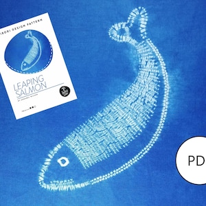 Puede incluir: Una tela azul con un diseño shibori blanco de un salmón saltando. El diseño está delineado con puntadas blancas. La tela está acompañada de una hoja de papel blanca con el texto "Shibori Design Pattern Leaping Salmon by Camille Wilson" y un pequeño círculo con el texto "PDF".