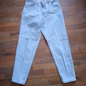 90s Light Blue Levi&#39;s 550 Relaxed Fit Tapered Leg 11 Short