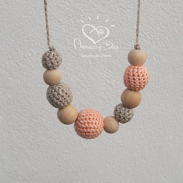 Collier de maman biologique, collier au crochet gris rose pâle, bijoux en bois de coton en lin naturel, cadeau haut de gamme pour la fille de grand-mère de maman élégante