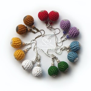 MINI ORECCHINI all&#39;uncinetto, orecchini a sfera mini, orecchini ecologici, gioielli con perline all&#39;uncinetto, regalo moderno per lei. Orecchini organici color arcobaleno.