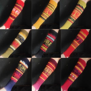Puede incluir: Nueve pares de polainas de punto de colores con patrones geométricos. Las polainas están hechas de un material suave y cálido, perfectas para mantener las piernas calientes en invierno.