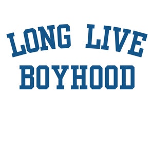 Pode incluir: Fundo branco com o texto "LONG LIVE BOYHOOD" em letras em negrito azul escuro, estilo universitário. As palavras estão dispostas em duas linhas, com "LONG LIVE" arqueado acima de "BOYHOOD".