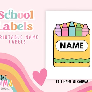 Op de afbeelding: Printbare schoollabels met een doos kleurpotloden met het woord "NAME" in een witte ovaal. De tekst "EDIT NAME IN CANVA!" staat onderaan de afbeelding.