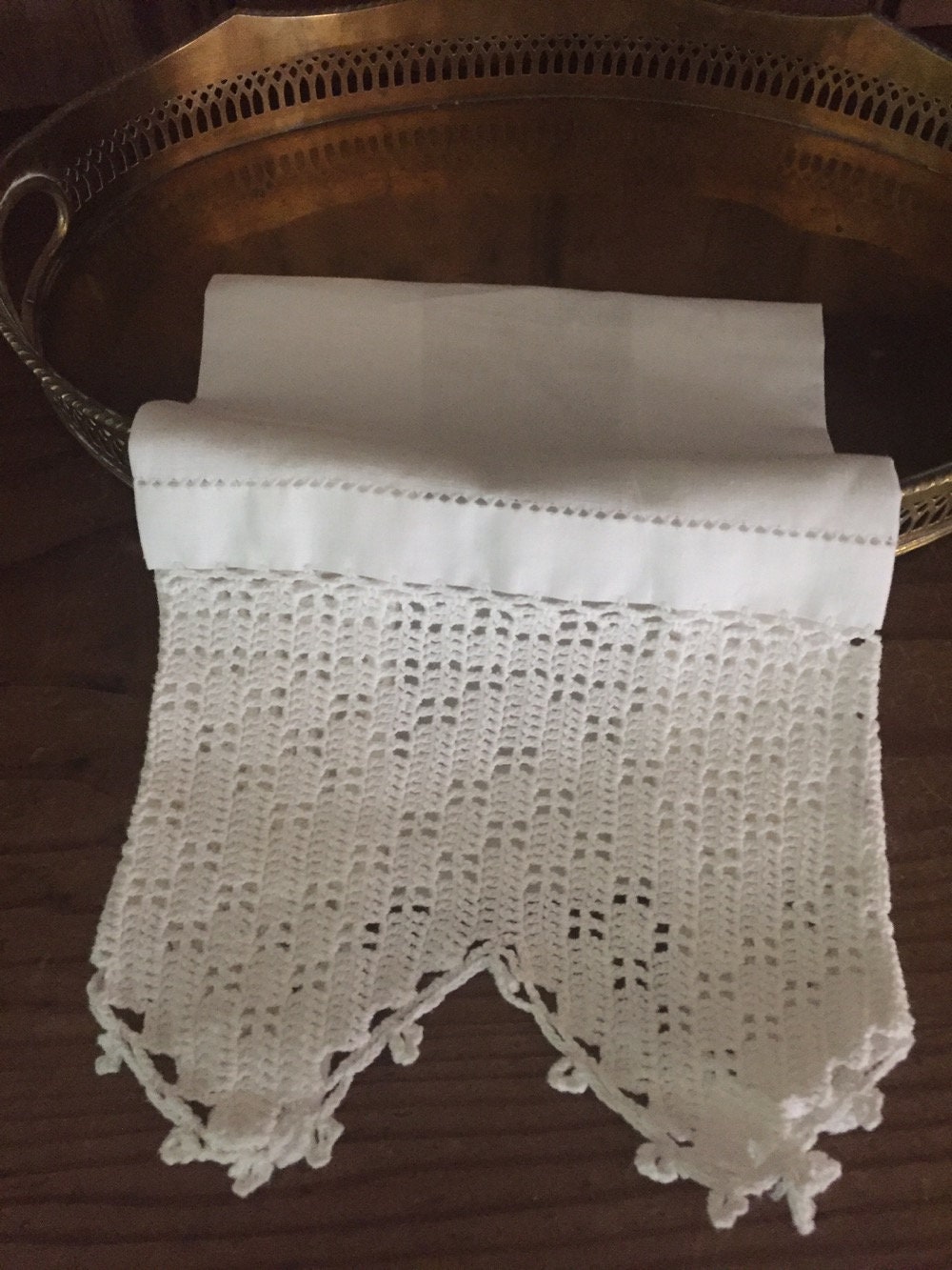 White Linen Guest Hand Towel, Crochet Lace Hem Scalloped, Vintage White