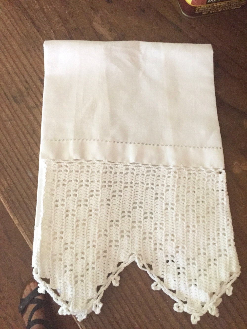 White Linen Guest Hand Towel, Crochet Lace Hem Scalloped, Vintage White Tea Towel, French