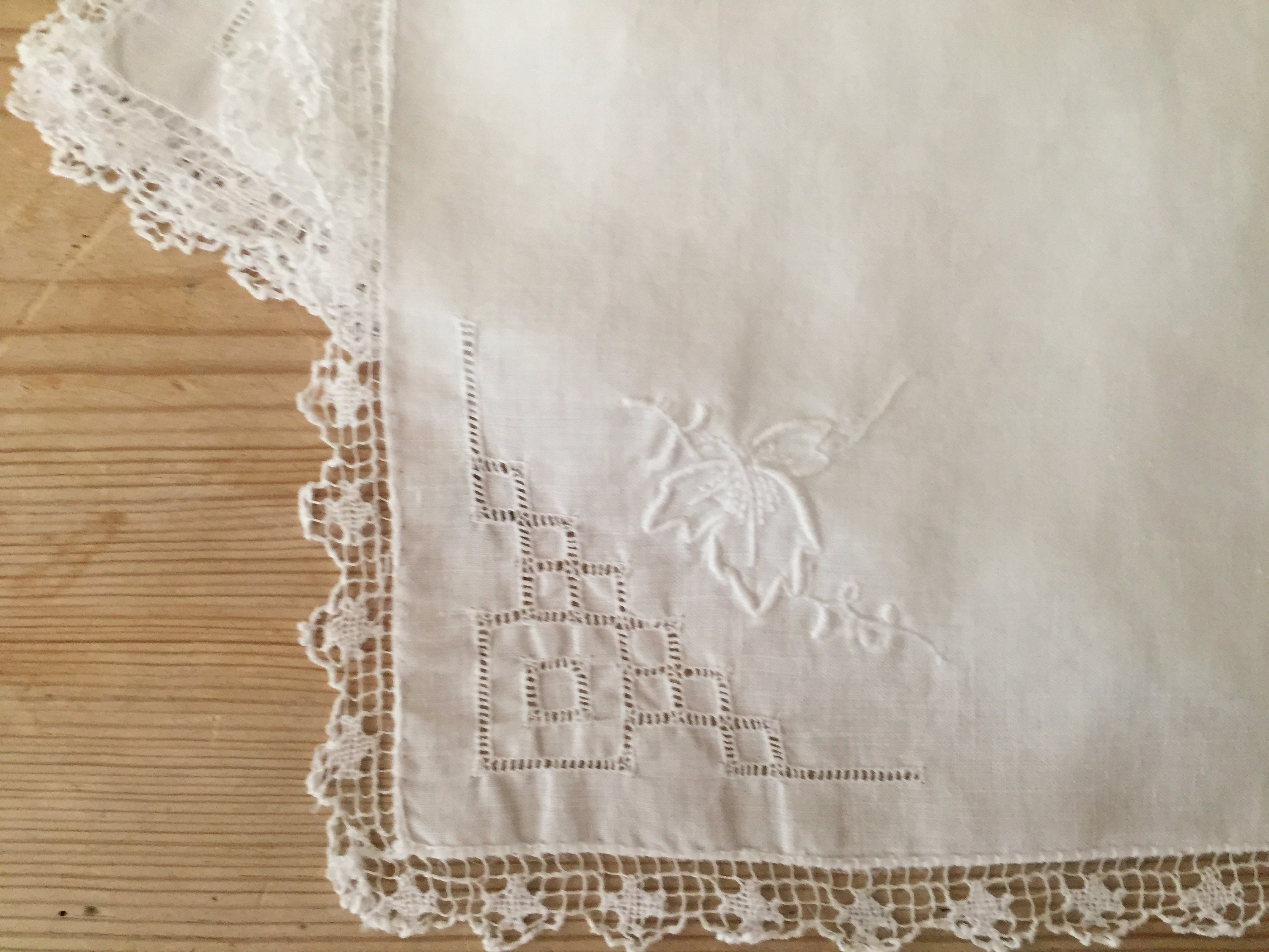 White Linen Napkins, Set of 5 Vintage Dinner Napkins Embroidered