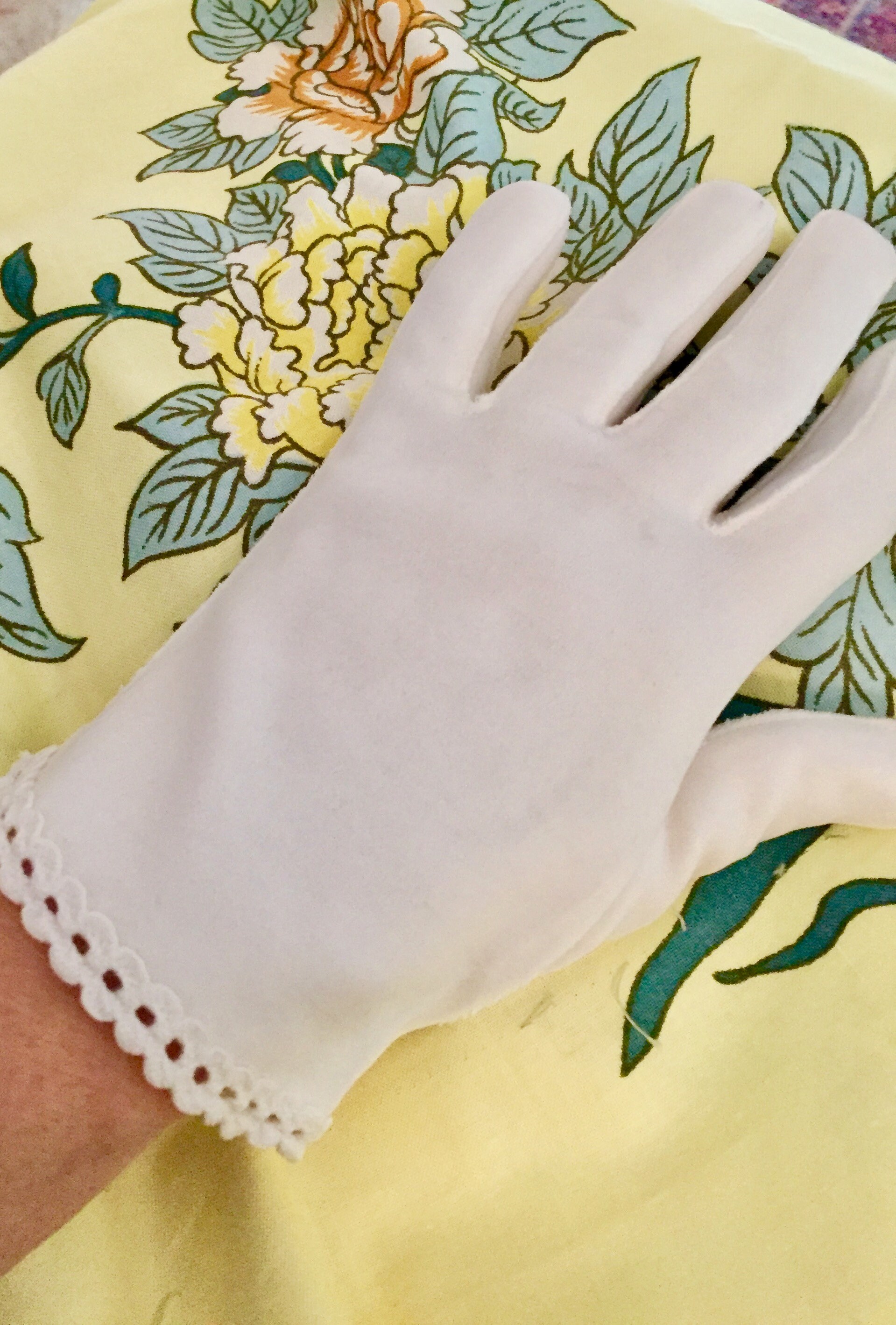 Mid Century White Gloves, Wrist Summer Spring Gloves, Size Small Formal