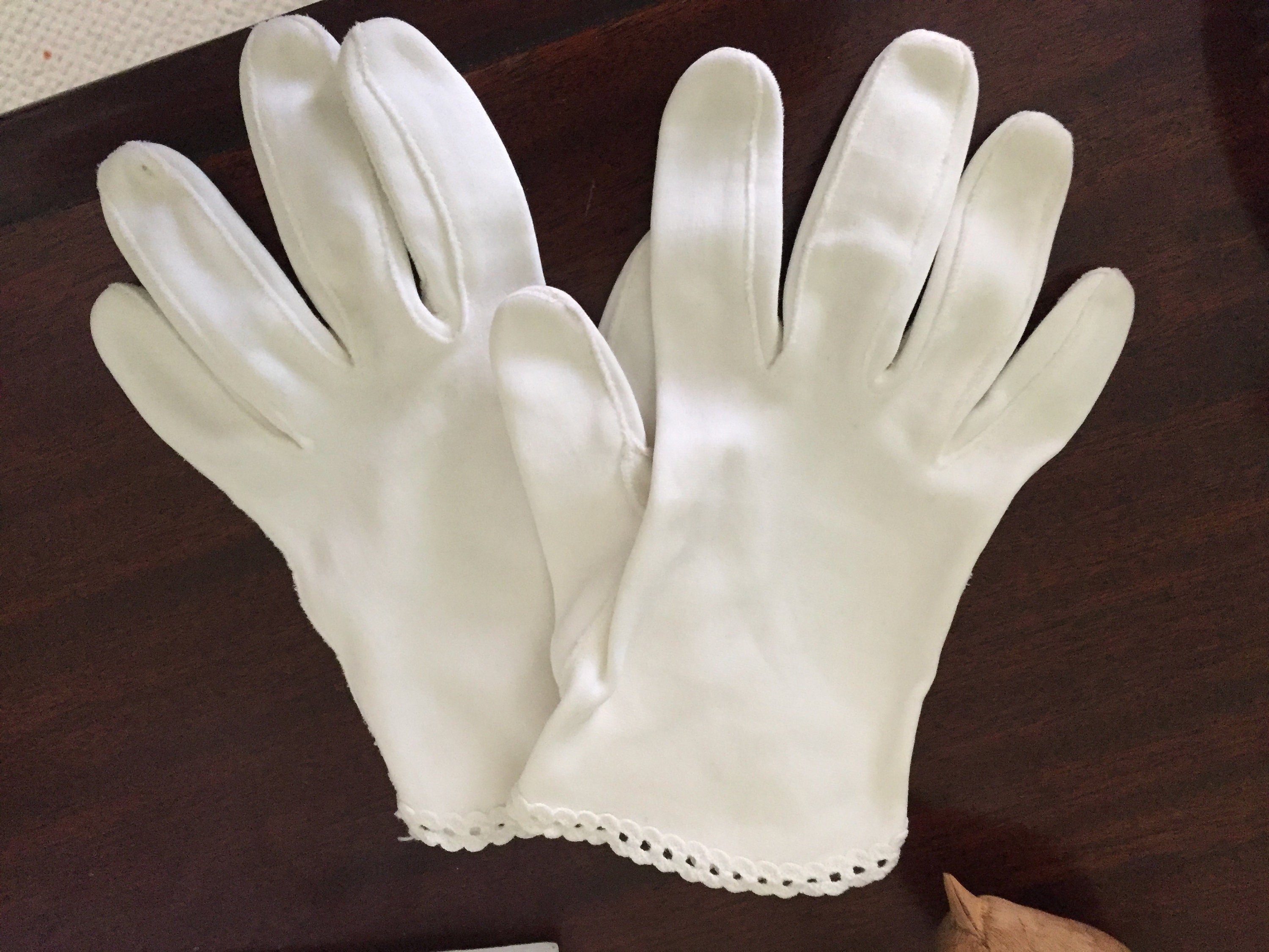 Mid Century White Gloves, Wrist Summer Spring Gloves, Size Small Formal