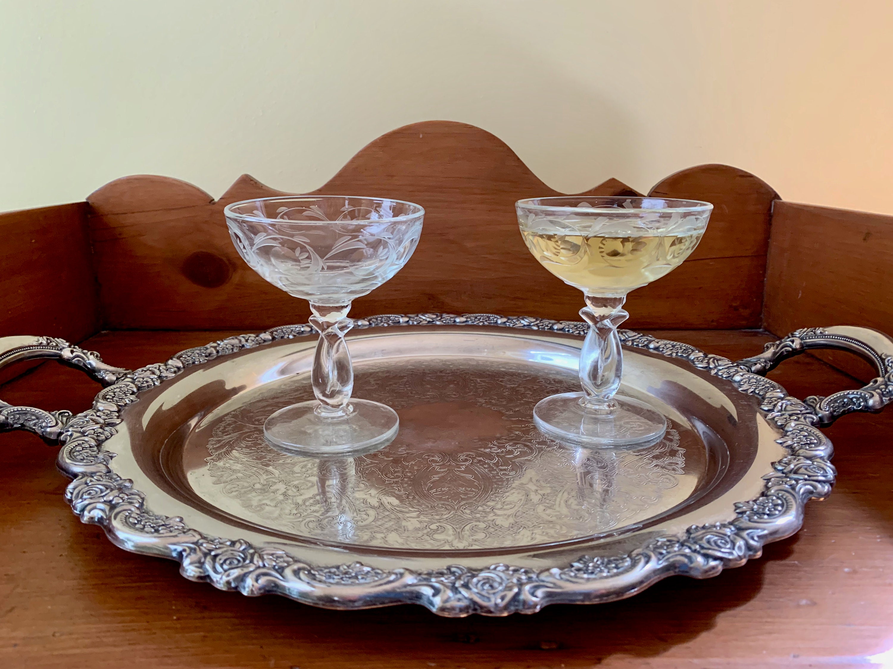 Round Silver Serving Tray, 15 Inch Silver Plate Barware Tray with